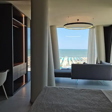 Commodore Hotel 4*